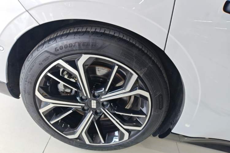 Used Geely Galaxy E8 2025 700 km Long-Range Intelligent Driving Version Right Rear Wheel Hub