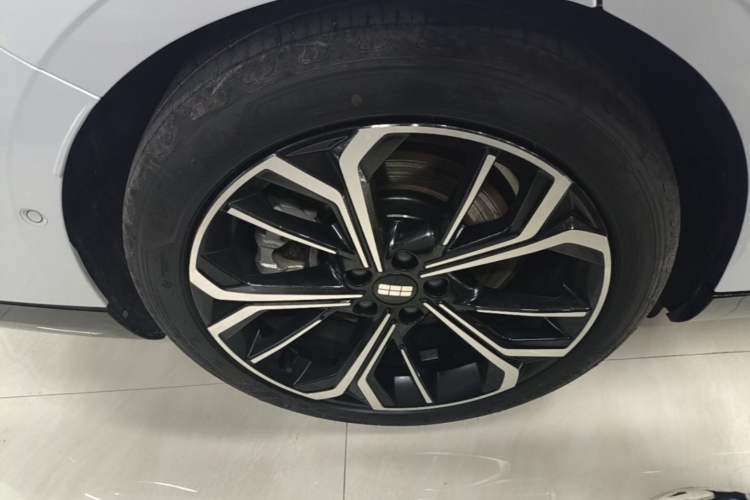 Used Geely Galaxy E8 2025 700 km Long-Range Intelligent Driving Version Right Rear Wheel Hub