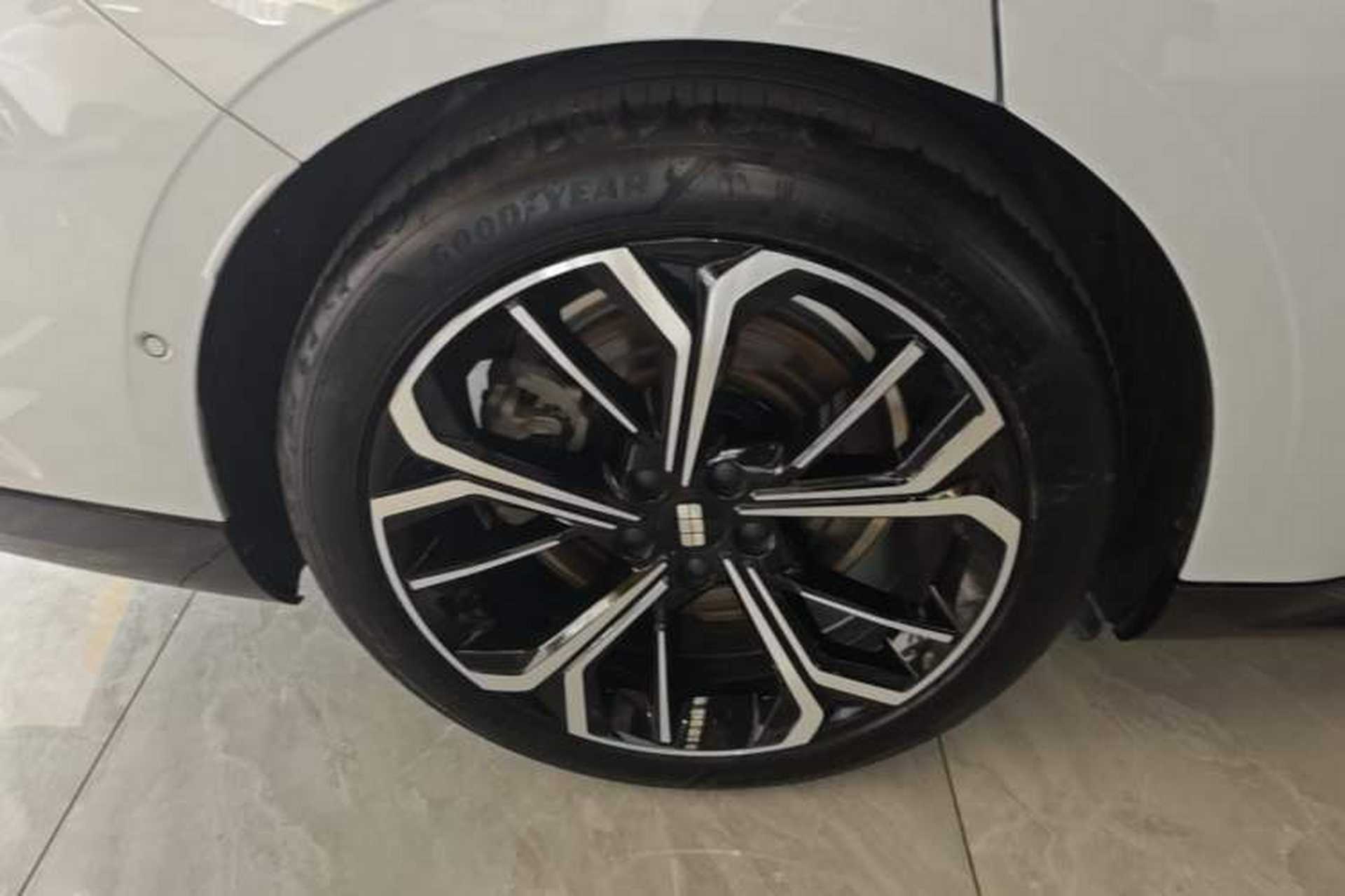 Used Geely Galaxy E8 2025 700 km Long-Range Intelligent Driving Version Right Rear Wheel Hub