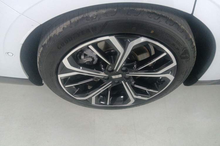 Used Geely Galaxy E8 2025 700 km Long-Range Intelligent Driving Version Right Rear Wheel Hub