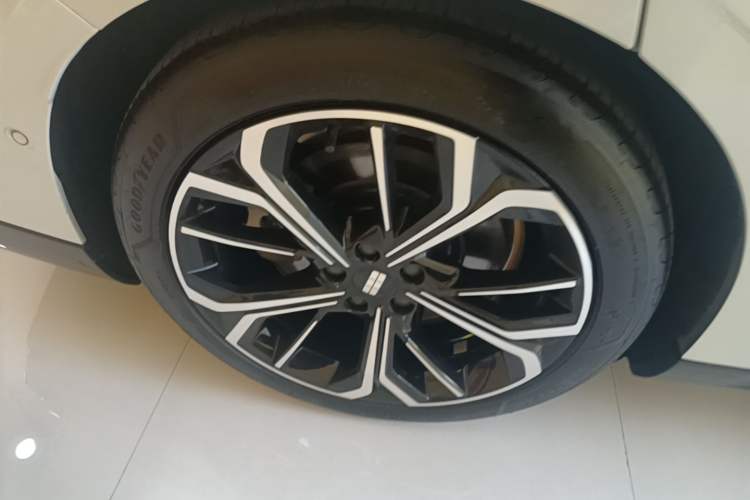 Used Geely Galaxy E8 2025 700 km Long-Range Intelligent Driving Version Right Rear Wheel Hub