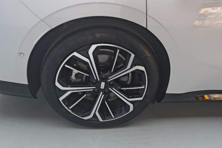 Used Geely Galaxy E8 2025 700 km Long-Range Intelligent Driving Version Right Rear Wheel Hub