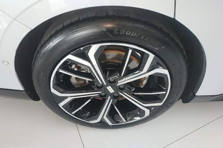 Used Geely Galaxy E8 2025 700 km Long-Range Intelligent Driving Version Right Rear Wheel Hub