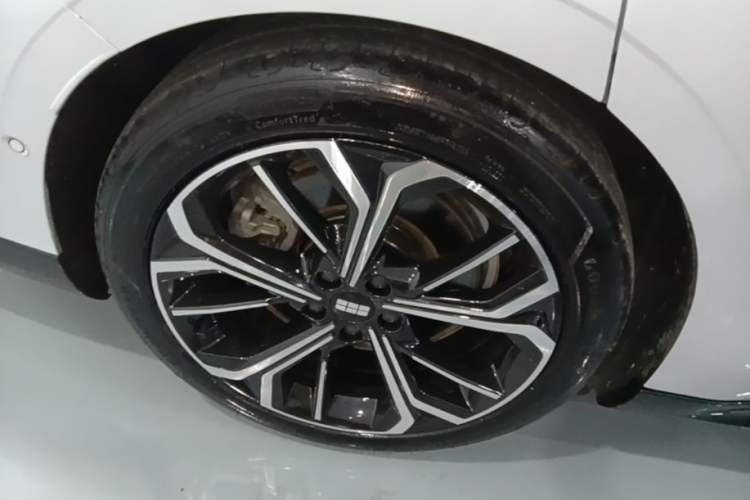 Used Geely Galaxy E8 2025 700 km Long-Range Intelligent Driving Version Right Rear Wheel Hub