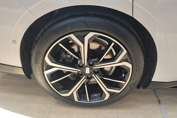 Used Geely Galaxy E8 2025 700 km Long-Range Intelligent Driving Version Right Rear Wheel Hub