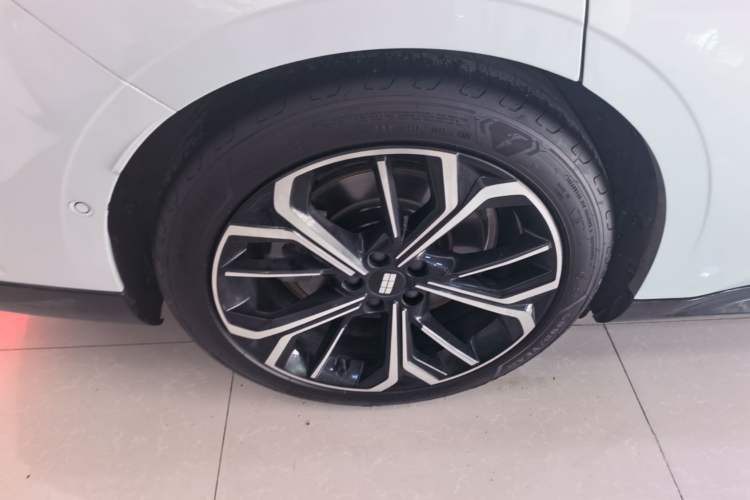 Used Geely Galaxy E8 2025 700 km Long-Range Intelligent Driving Version Right Rear Wheel Hub