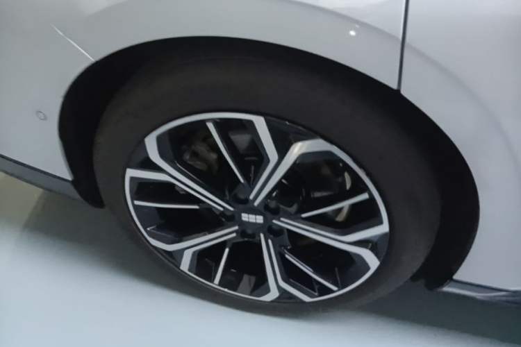 Used Geely Galaxy E8 2025 700 km Long-Range Intelligent Driving Version Right Rear Wheel Hub