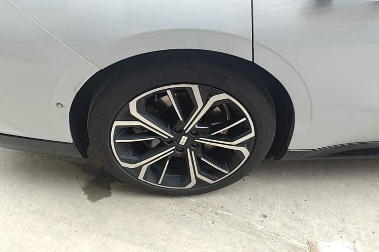 Used Geely Galaxy E8 2025 700 km Long-Range Intelligent Driving Version Right Rear Wheel Hub