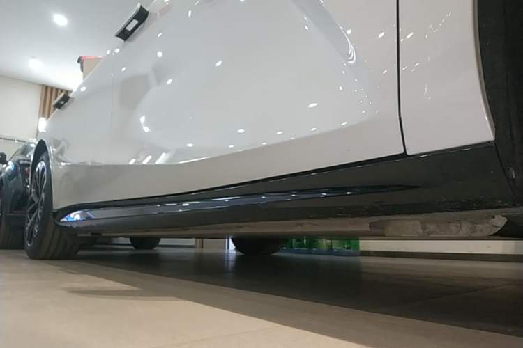 Used Geely Galaxy E8 2025 700 km Long-Range Intelligent Driving Version Right Side Sill