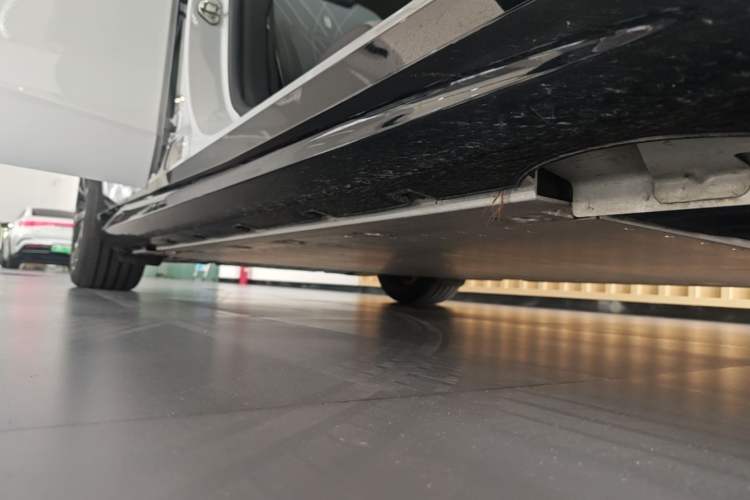 Used Geely Galaxy E8 2025 700 km Long-Range Intelligent Driving Version Right Side Sill