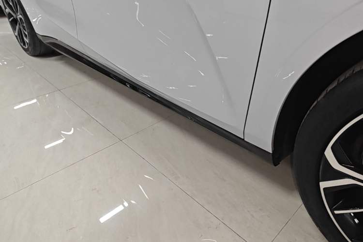 Used Geely Galaxy E8 2025 700 km Long-Range Intelligent Driving Version Right Side Sill