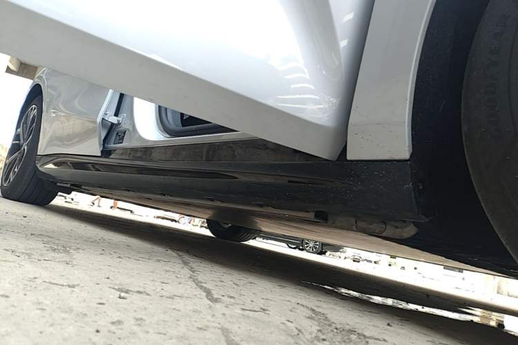Used Geely Galaxy E8 2025 700 km Long-Range Intelligent Driving Version Right Side Sill