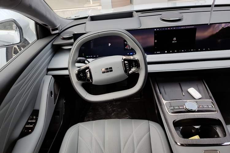 Used Geely Galaxy E8 2025 700 km Long-Range Intelligent Driving Version Steering Wheel