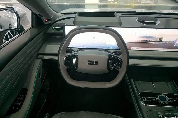 Used Geely Galaxy E8 2025 700 km Long-Range Intelligent Driving Version Steering Wheel