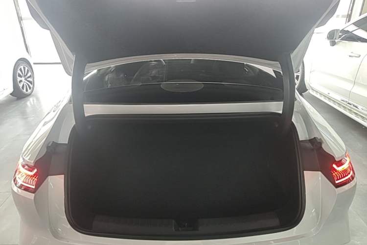 Used Geely Galaxy E8 2025 700 km Long-Range Intelligent Driving Version Trunk