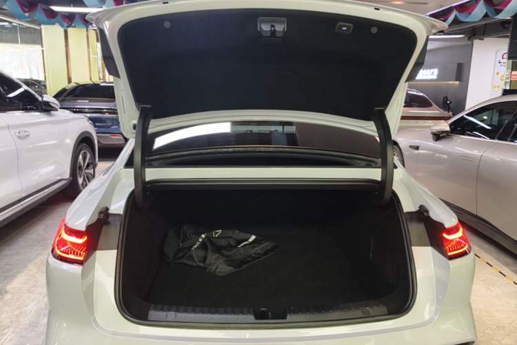 Used Geely Galaxy E8 2025 700 km Long-Range Intelligent Driving Version Trunk