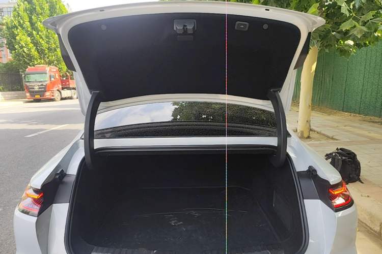 Used Geely Galaxy E8 2025 700 km Long-Range Intelligent Driving Version Trunk