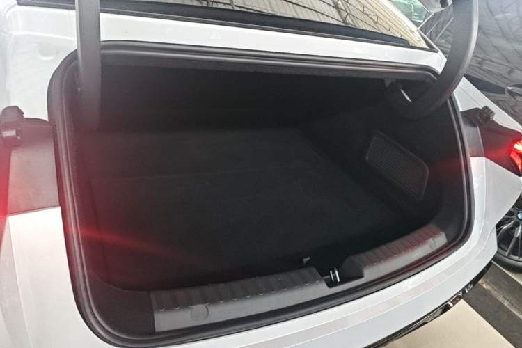 Used Geely Galaxy E8 2025 700 km Long-Range Intelligent Driving Version Trunk