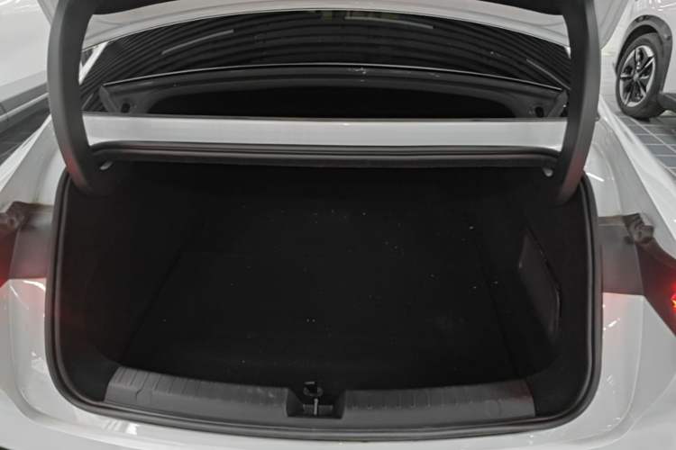 Used Geely Galaxy E8 2025 700 km Long-Range Intelligent Driving Version Trunk