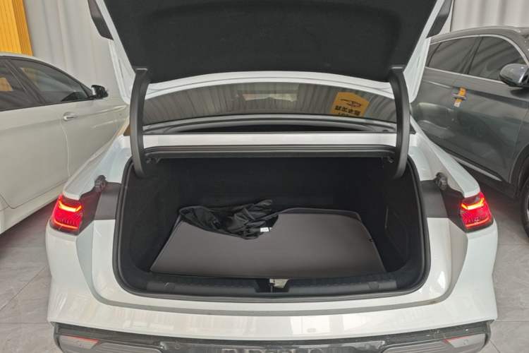 Used Geely Galaxy E8 2025 700 km Long-Range Intelligent Driving Version Trunk
