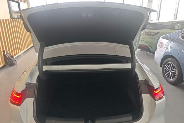 Used Geely Galaxy E8 2025 700 km Long-Range Intelligent Driving Version Trunk