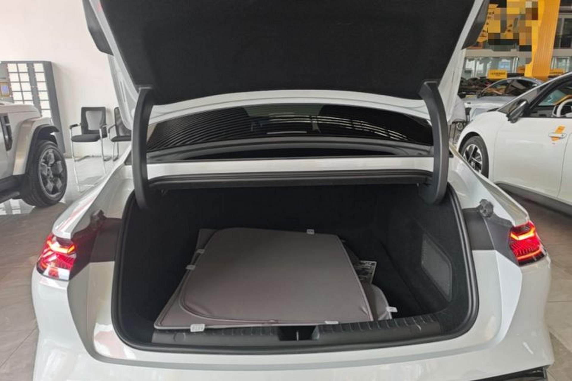 Used Geely Galaxy E8 2025 700 km Long-Range Intelligent Driving Version Trunk