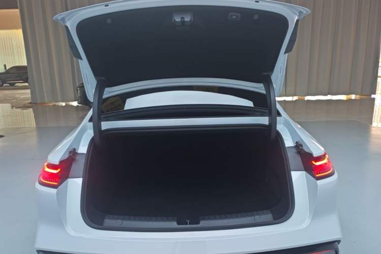 Used Geely Galaxy E8 2025 700 km Long-Range Intelligent Driving Version Trunk