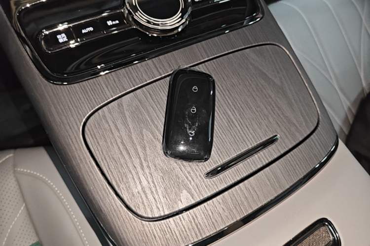 Used Geely Galaxy E8 2025 700 km Long-Range Intelligent Driving Version Vehicle Key