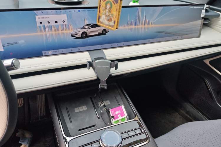 Used Geely Galaxy E8 2025 700 km Long-Range Intelligent Driving Version Audio And AC Panel