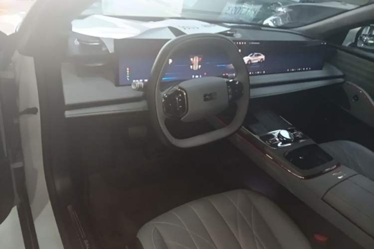 Used Geely Galaxy E8 2025 700 km Long-Range Intelligent Driving Version Center Console
