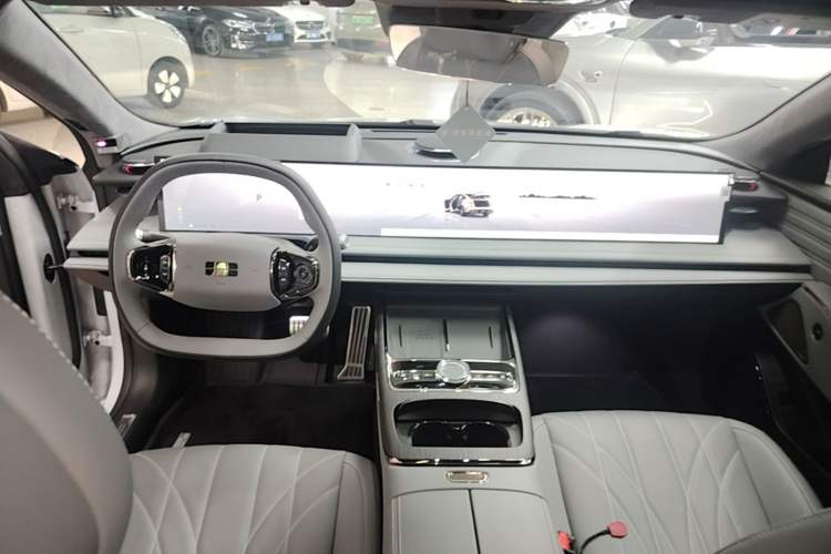 Used Geely Galaxy E8 2025 700 km Long-Range Intelligent Driving Version Center Console