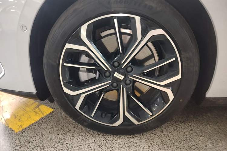 Used Geely Galaxy E8 2025 700 km Long-Range Intelligent Driving Version Exterior 2