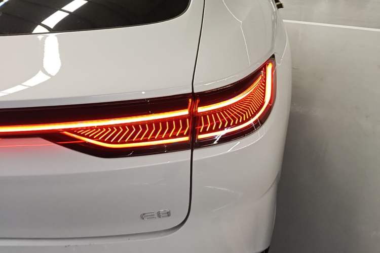 Used Geely Galaxy E8 2025 700 km Long-Range Intelligent Driving Version Exterior 3