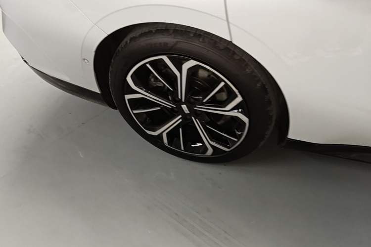Used Geely Galaxy E8 2025 700 km Long-Range Intelligent Driving Version Exterior 5