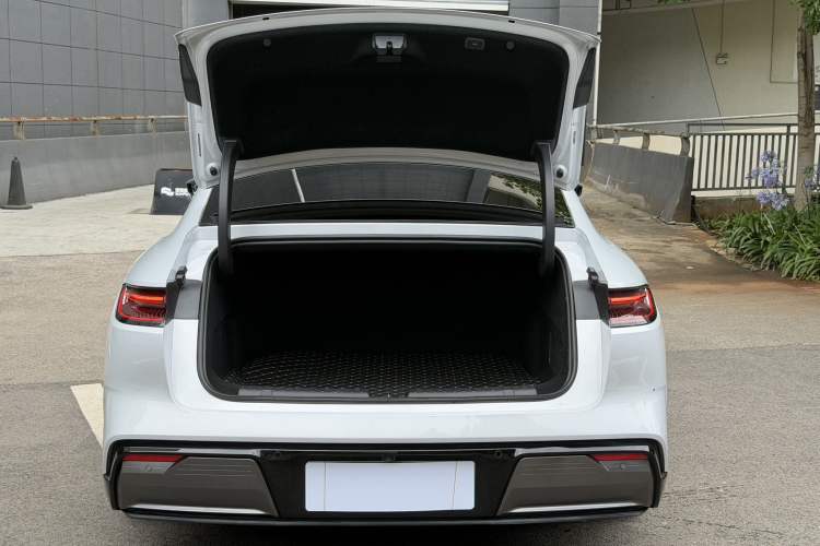 Used Geely Galaxy E8 2025 700 km Long-Range Intelligent Driving Version Exterior 6