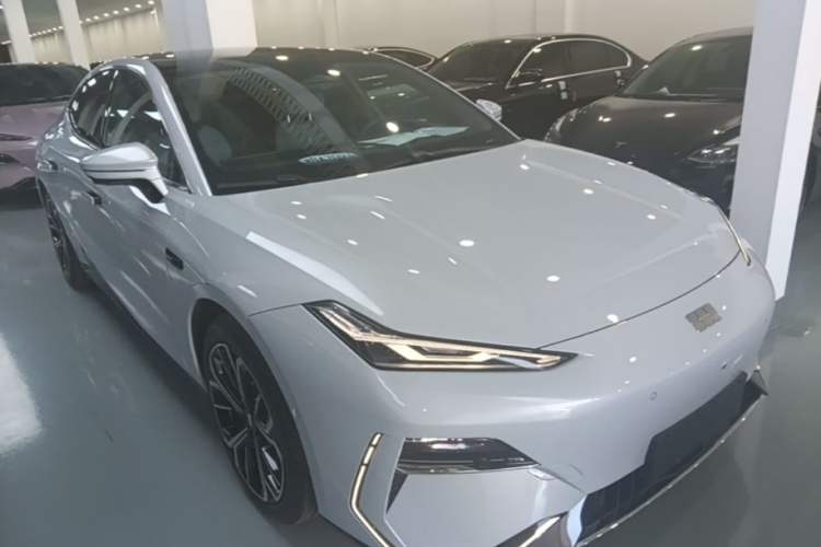Used Geely Galaxy E8 2025 700 km Long-Range Intelligent Driving Version Front Right 45 Deg