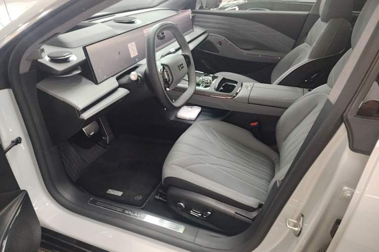 Used Geely Galaxy E8 2025 700 km Long-Range Intelligent Driving Version Left Front Seat