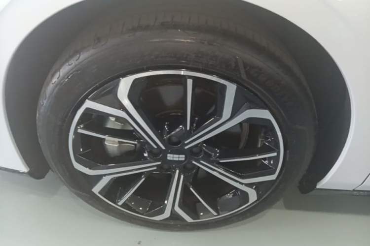 Used Geely Galaxy E8 2025 700 km Long-Range Intelligent Driving Version Left Front Wheel Hub