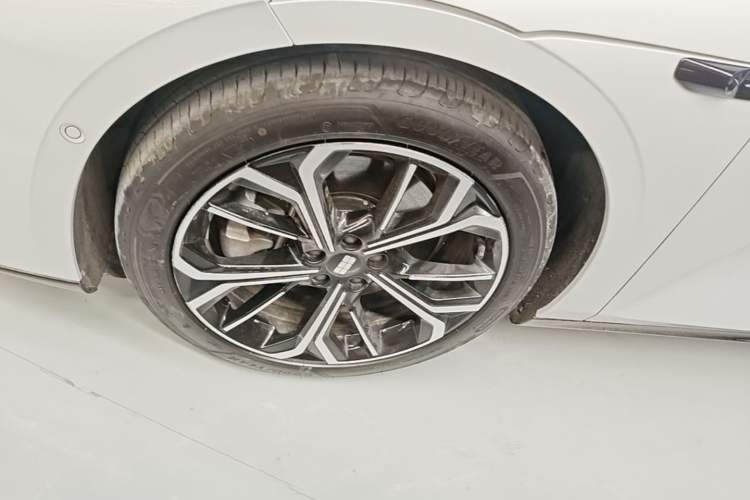 Used Geely Galaxy E8 2025 700 km Long-Range Intelligent Driving Version Left Front Wheel Hub