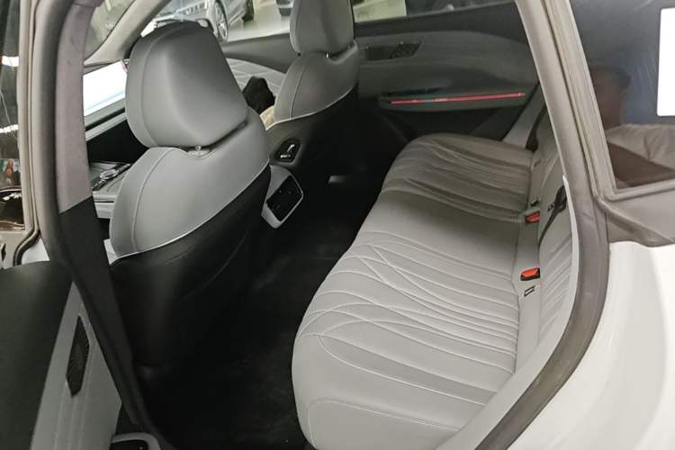 Used Geely Galaxy E8 2025 700 km Long-Range Intelligent Driving Version Left Rear Seat