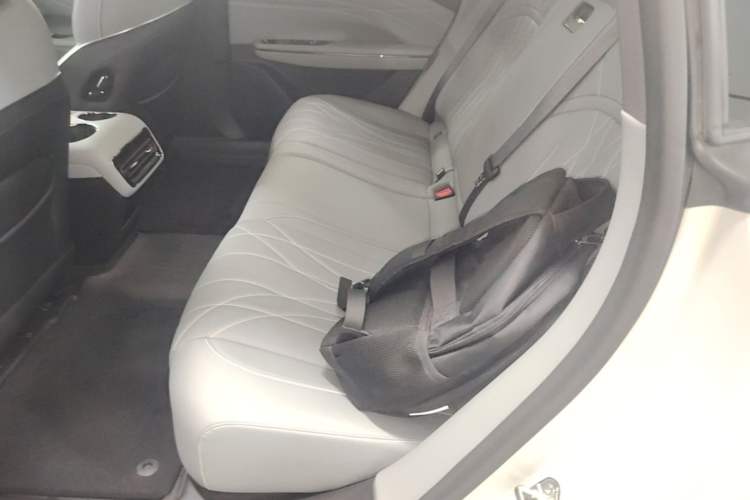 Used Geely Galaxy E8 2025 700 km Long-Range Intelligent Driving Version Left Rear Seat