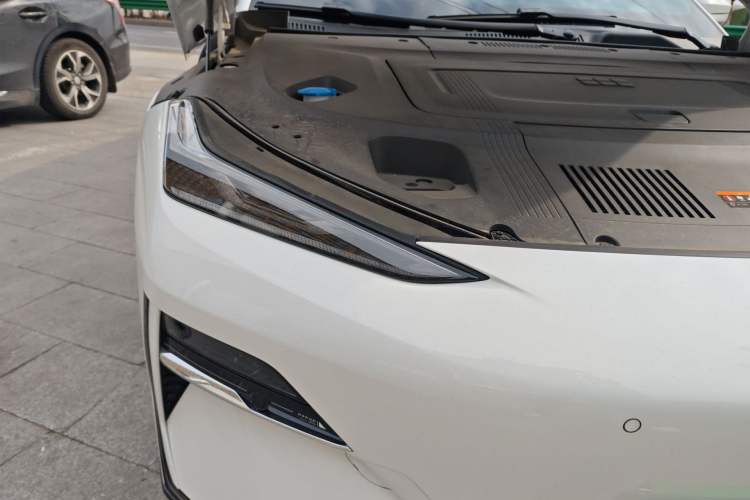 Used Geely Galaxy E8 2025 700 km Long-Range Intelligent Driving Version Right Front Headlight