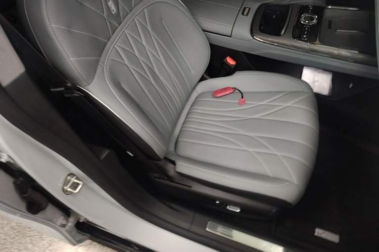 Used Geely Galaxy E8 2025 700 km Long-Range Intelligent Driving Version Right Front Seat