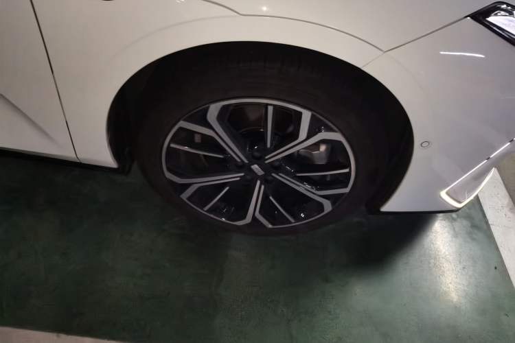 Used Geely Galaxy E8 2025 575 km Exploration Intelligent Driving Edition Right Front Wheel Hub