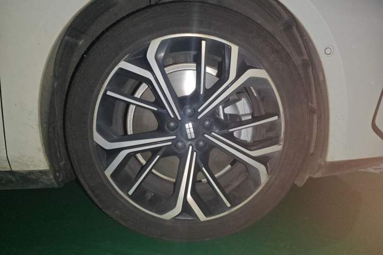 Used Geely Galaxy E8 2025 575 km Exploration Intelligent Driving Edition Right Front Wheel Hub