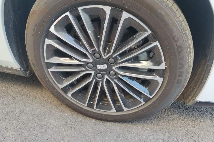 Used Geely Galaxy E8 2025 575 km Intelligent Driving Edition Right Front Wheel Hub