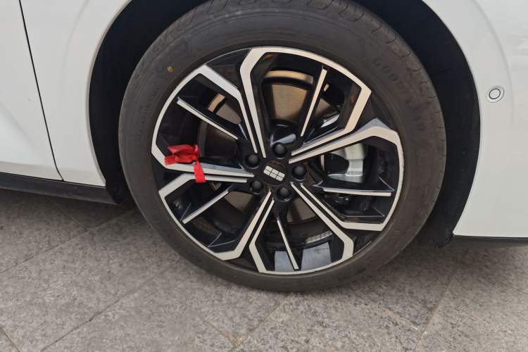 Used Geely Galaxy E8 2025 700 km Long-Range Intelligent Driving Version Right Front Wheel Hub