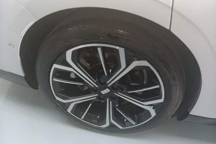 Used Geely Galaxy E8 2025 700 km Long-Range Intelligent Driving Version Right Rear Wheel Hub