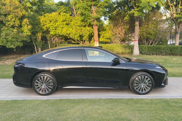 Used Geely Galaxy 8 2025 130km EM-P Starship Edition Exterior 3