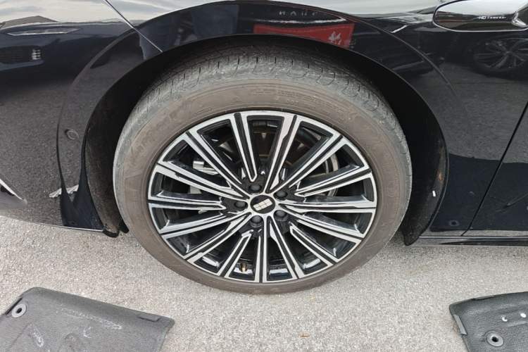 Used Geely Galaxy 8 2025 130km EM-P Starship Edition Exterior 4